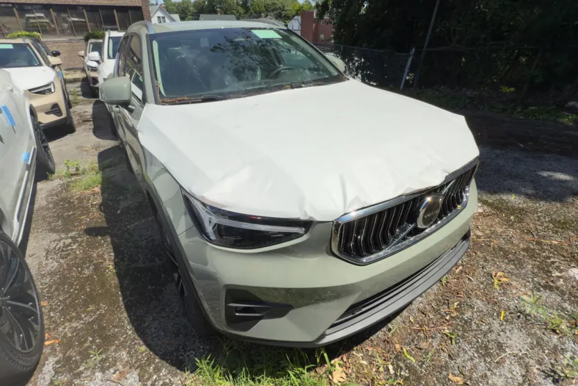 2025 Volvo XC40 photo 1