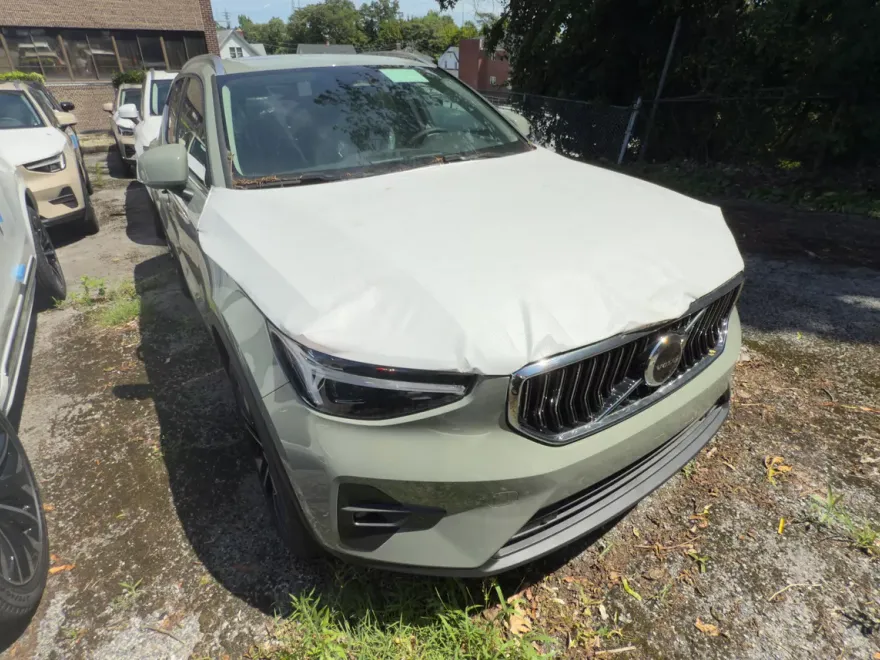 2025 Volvo XC40 photo 1