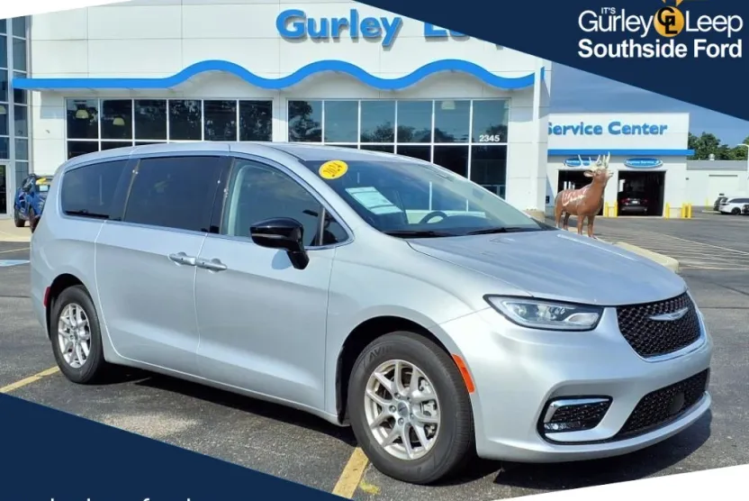 2024 Chrysler Pacifica Touring L photo 1
