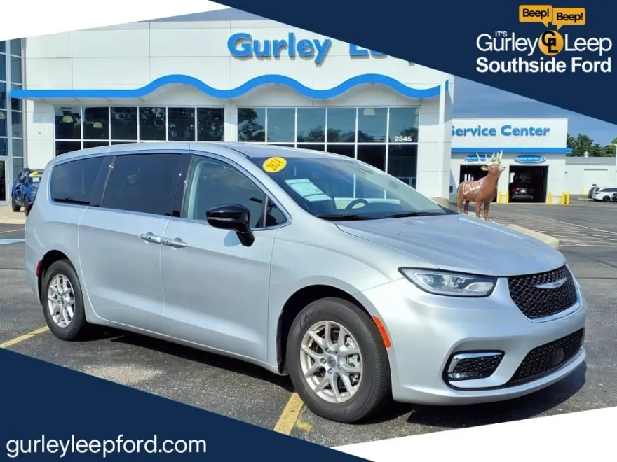 2024 Chrysler Pacifica Touring L photo 1