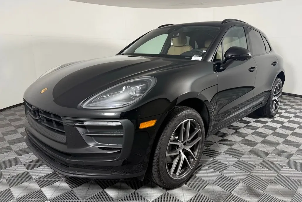 2025 Porsche Macan T photo 1