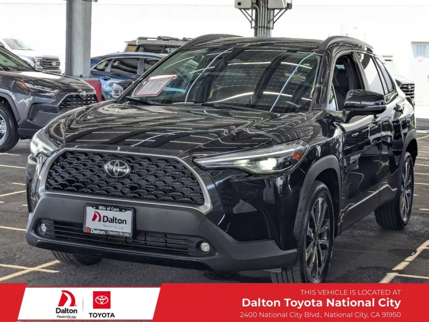 2023 Toyota Corolla Cross XLE photo 1