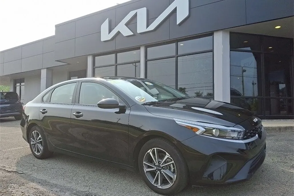 2023 Kia Forte LXS photo 1