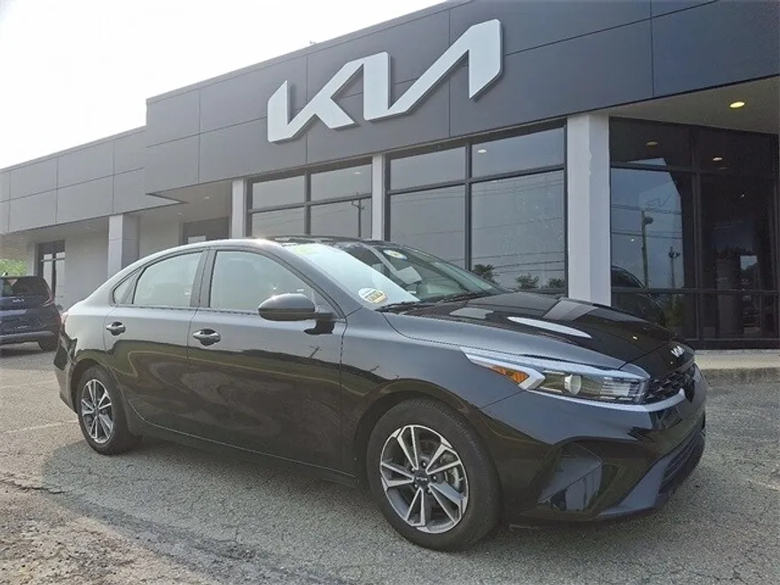 2023 Kia Forte LXS photo 1