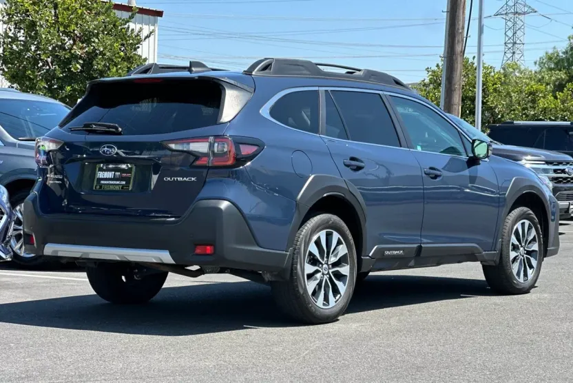 2023 Subaru Outback Limited photo 1