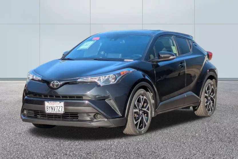 2019 Toyota C-HR XLE photo 1
