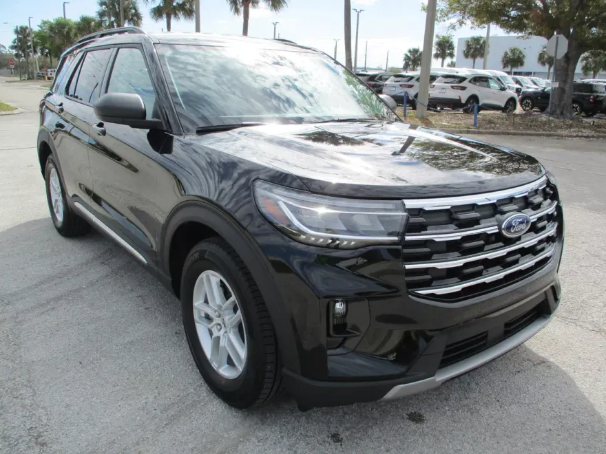 2025 Ford Explorer photo 1