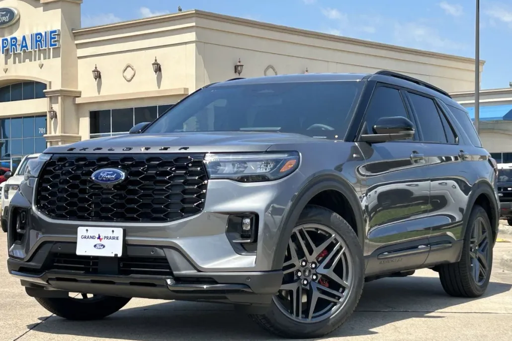 2025 Ford Explorer ST-Line photo 1