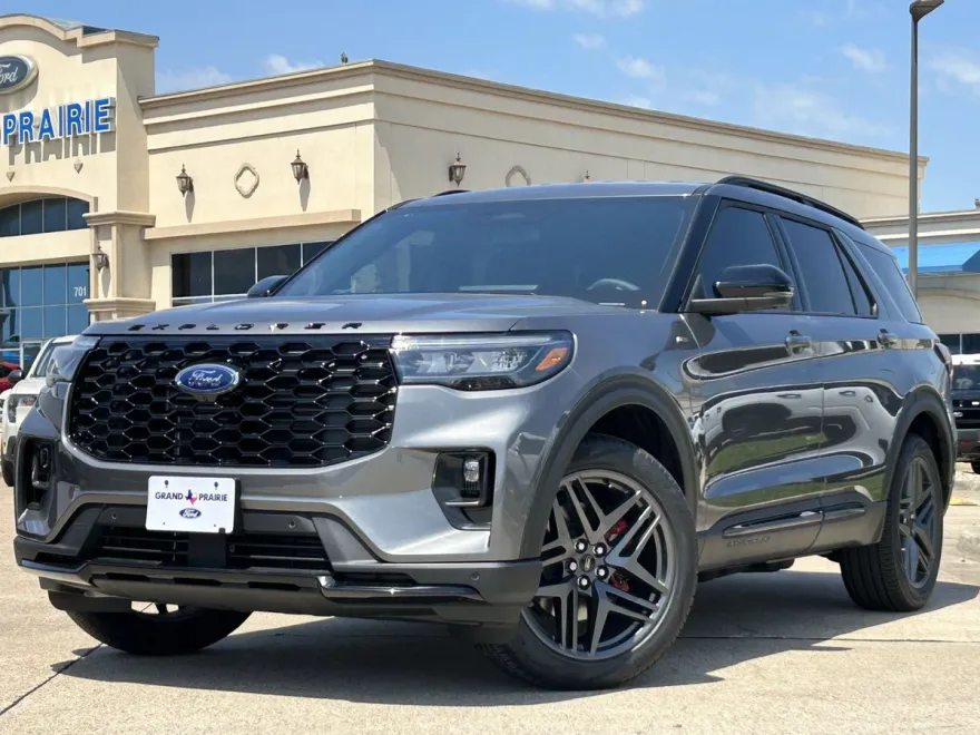 2025 Ford Explorer ST-Line photo 1