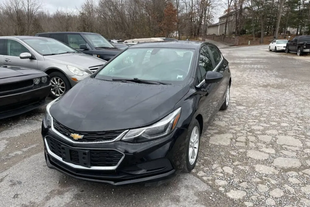 2018 Chevrolet Cruze LT photo 1