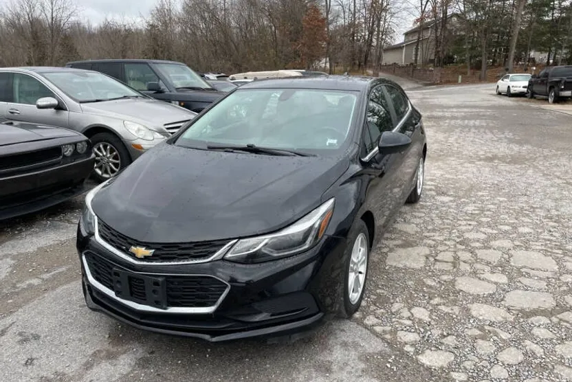2018 Chevrolet Cruze LT photo 1