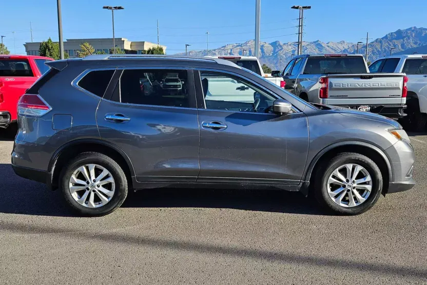 2015 Nissan Rogue SV photo 1