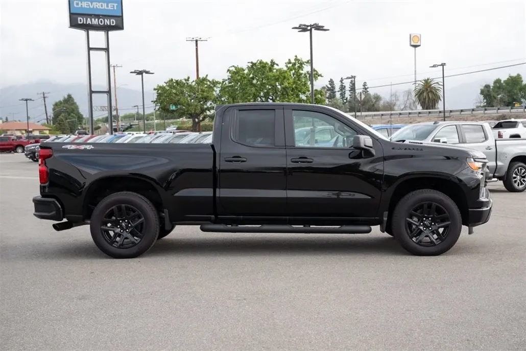 2025 Chevrolet Silverado 1500 Custom photo 1