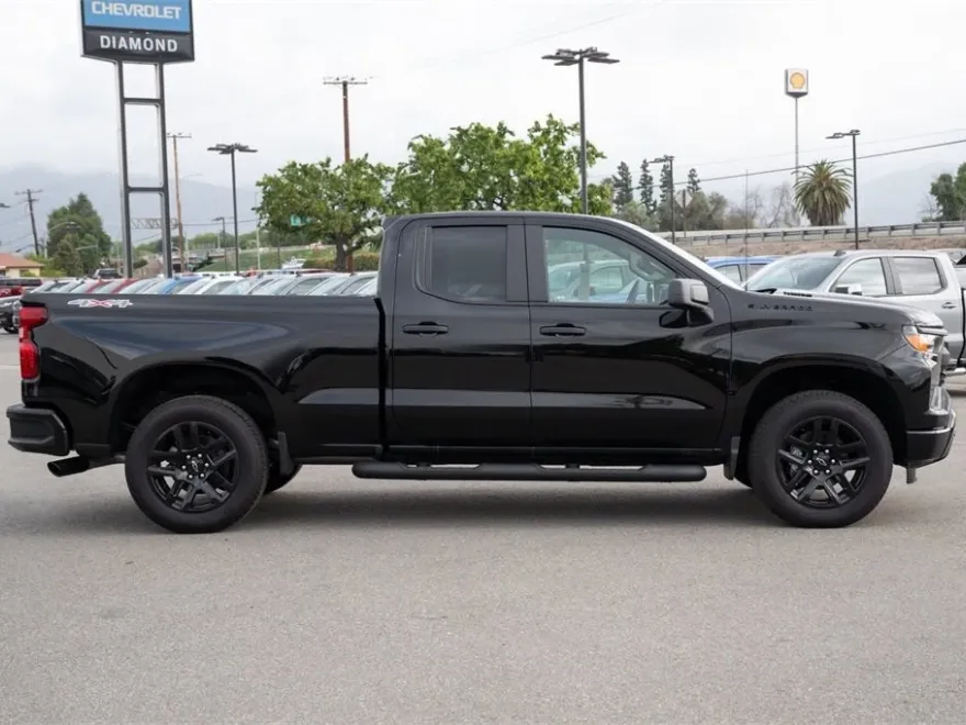 2025 Chevrolet Silverado 1500 Custom photo 1