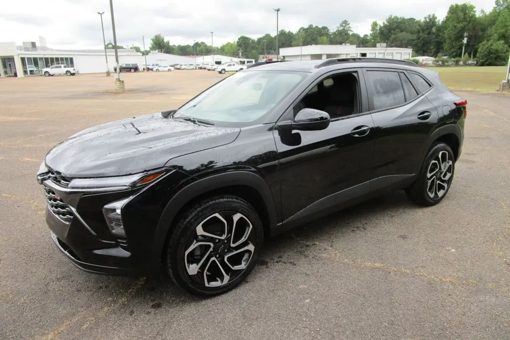 2025 Chevrolet Trax photo 1