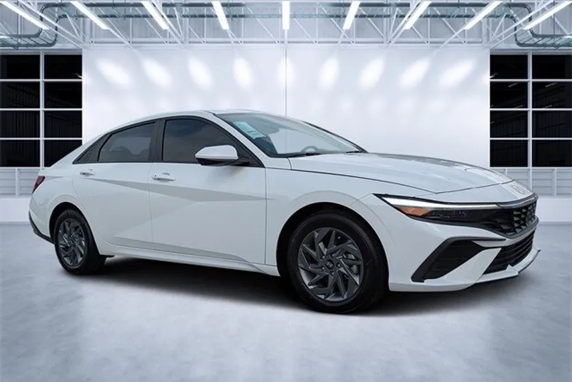 2024 Hyundai Elantra SEL photo 1