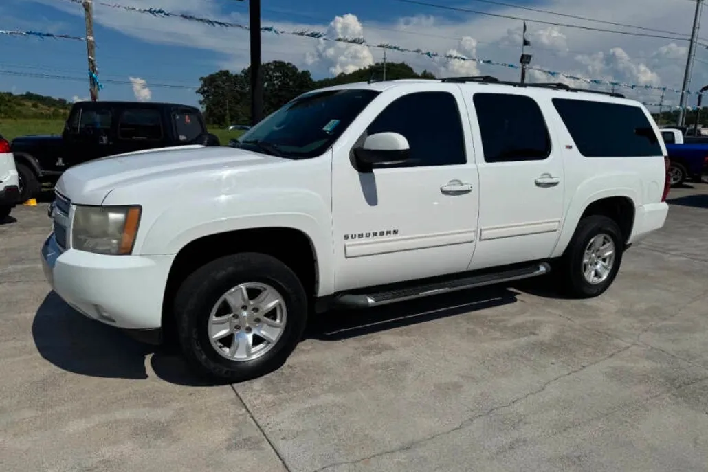 2011 Chevrolet Suburban 1500 LT photo 1