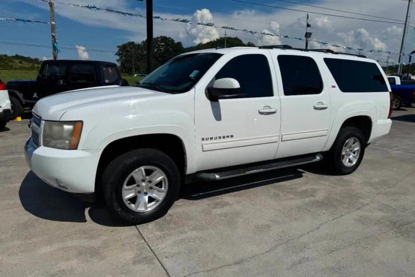 2011 Chevrolet Suburban 1500 LT photo 1