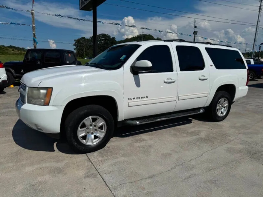 2011 Chevrolet Suburban 1500 LT photo 1