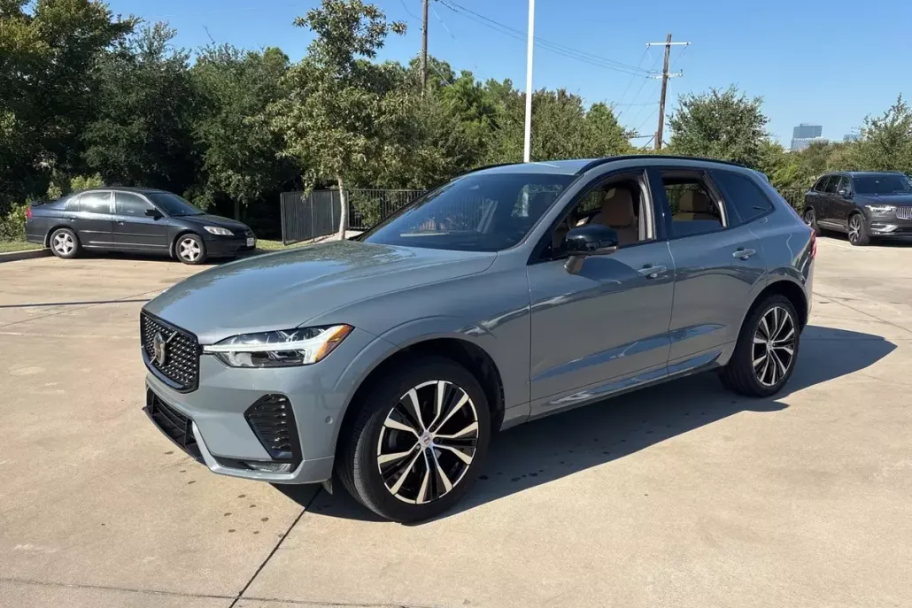 2023 Volvo XC60 B5 Ultimate photo 1