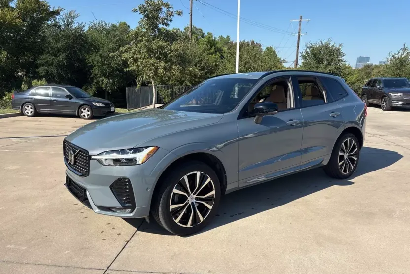 2023 Volvo XC60 B5 Ultimate photo 1