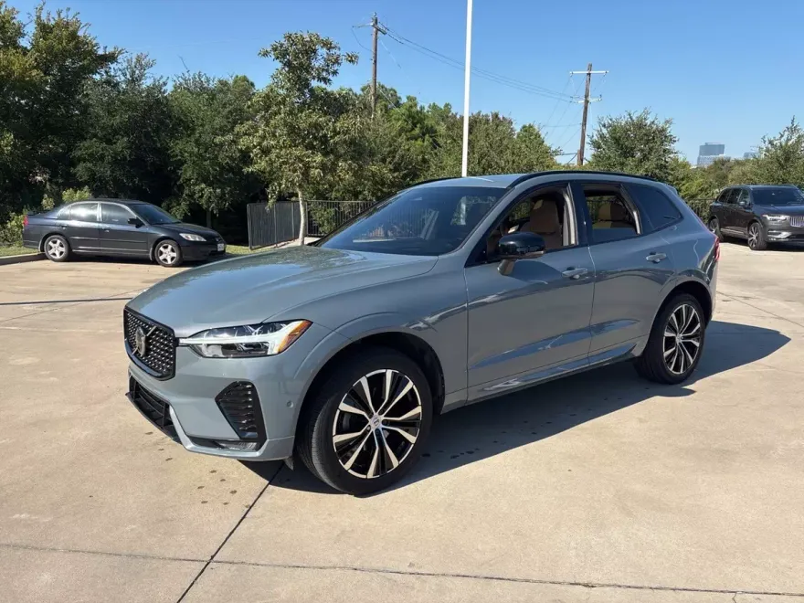 2023 Volvo XC60 B5 Ultimate photo 1