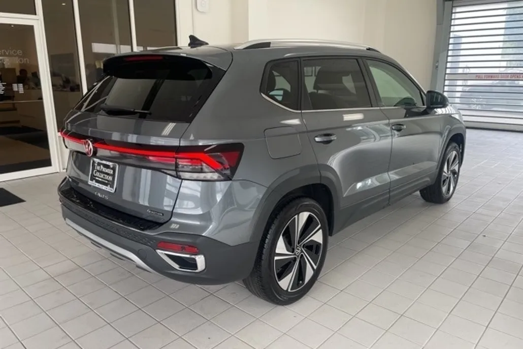 2025 Volkswagen Taos SE photo 1