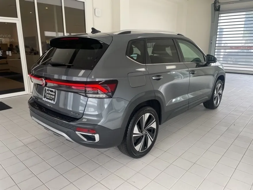 2025 Volkswagen Taos SE photo 1