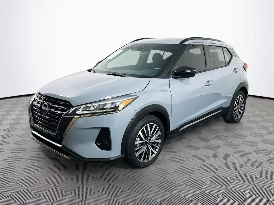 2023 Nissan Kicks SR photo 1