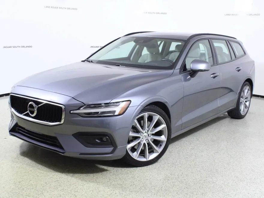 2021 Volvo V60 Momentum T5 photo 1