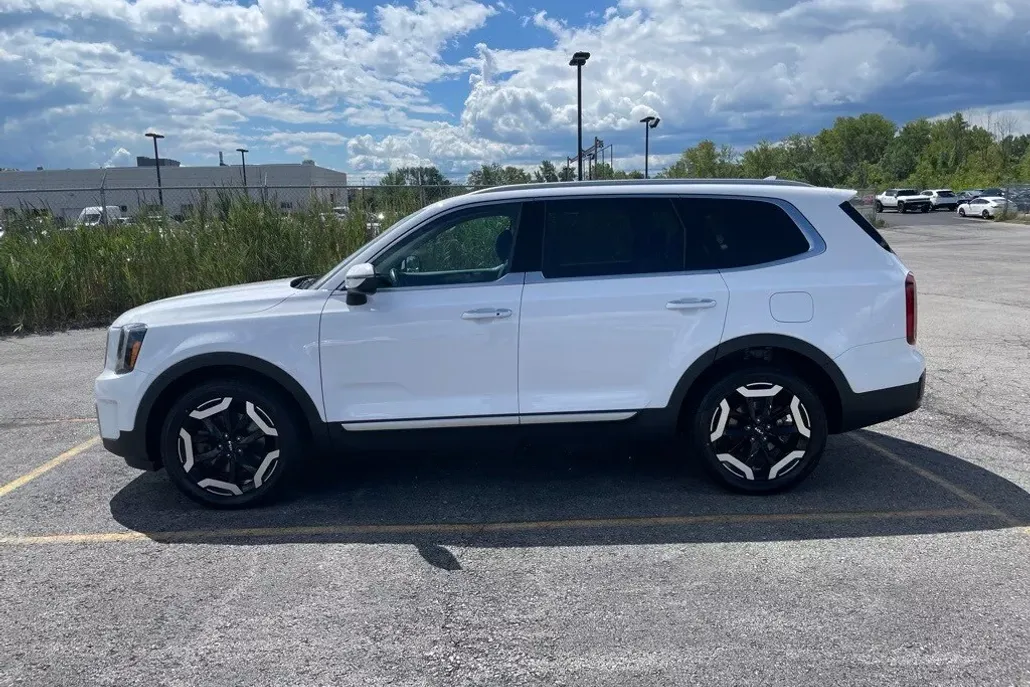 2023 Kia Telluride S photo 1
