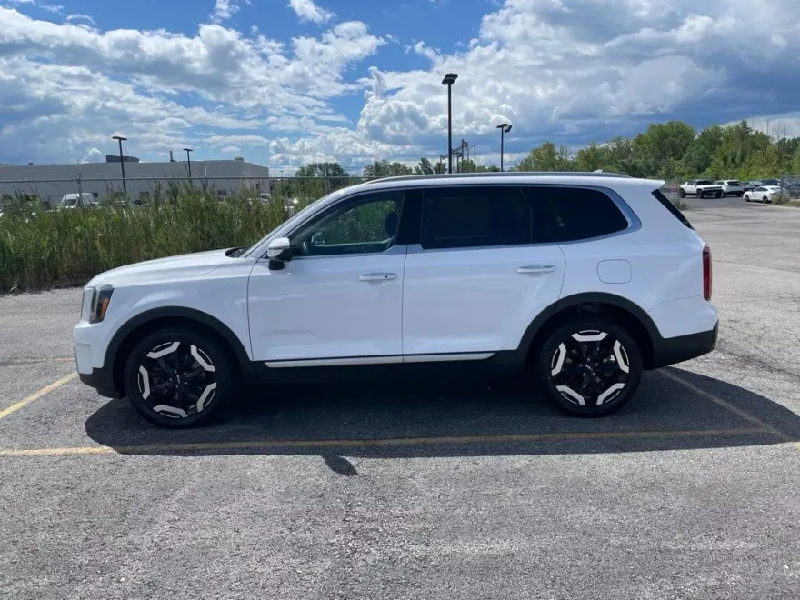 2023 Kia Telluride S photo 1