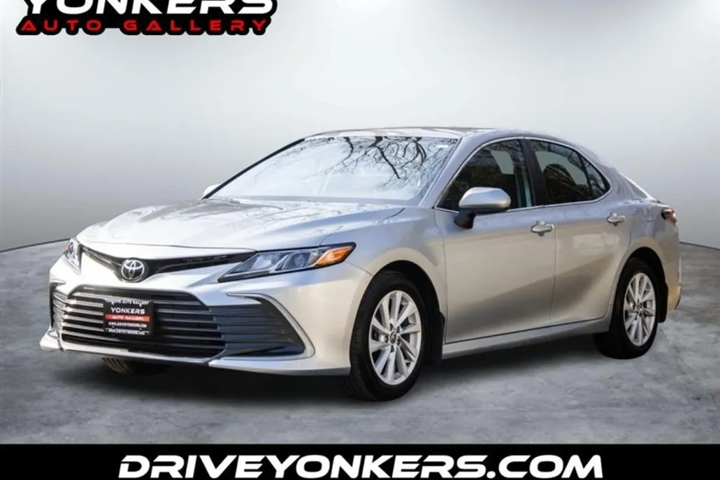 2022 Toyota Camry LE photo 1