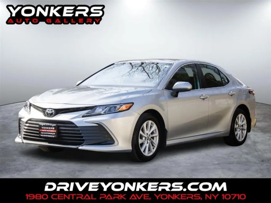 2022 Toyota Camry LE photo 1