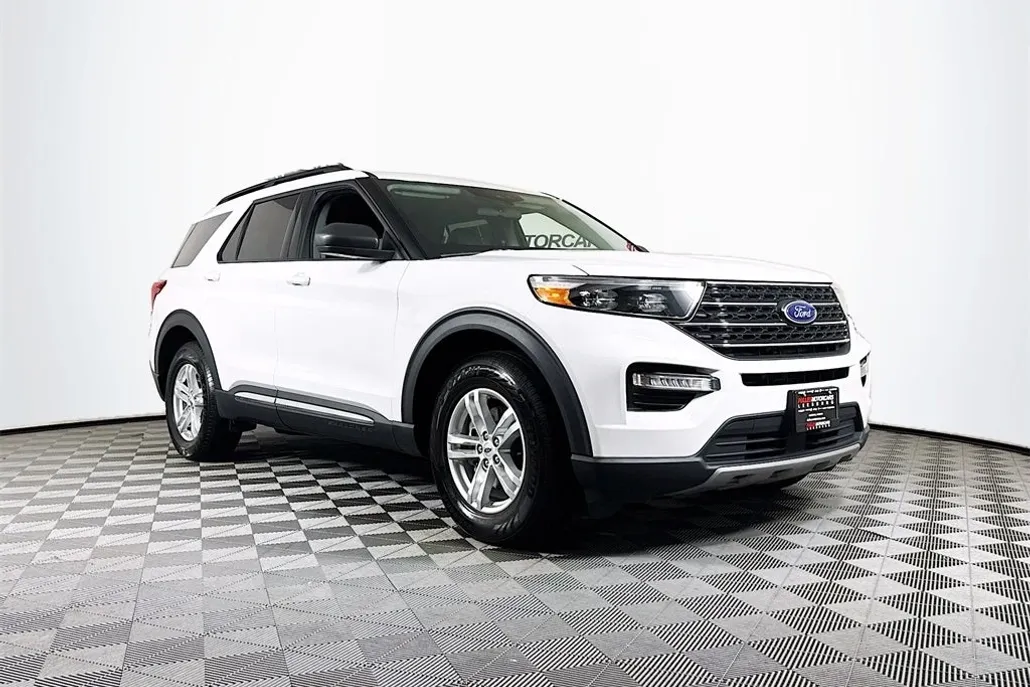 2023 Ford Explorer XLT photo 1