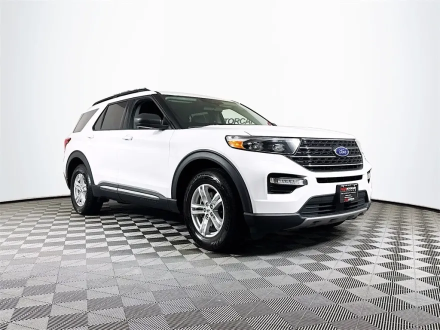 2023 Ford Explorer XLT photo 1