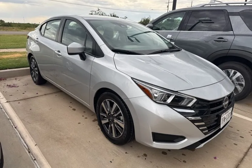 2023 Nissan Versa 1.6 SV photo 1