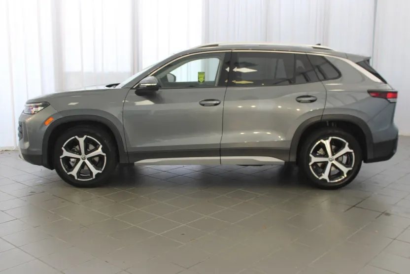 2025 Volkswagen Tiguan SE photo 1