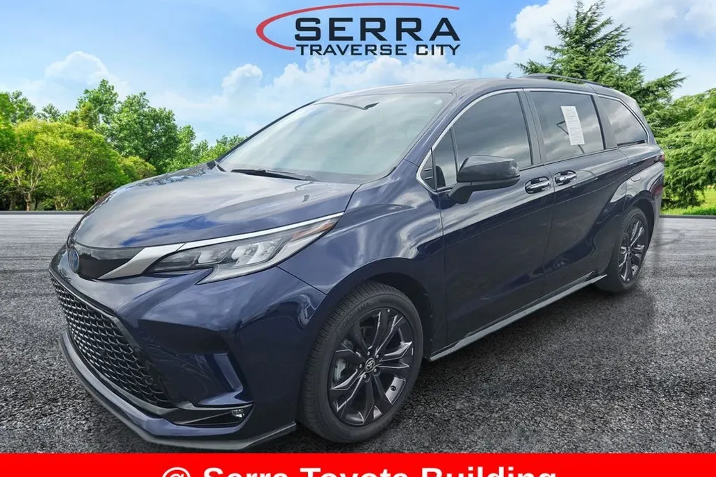 2022 Toyota Sienna XSE photo 1