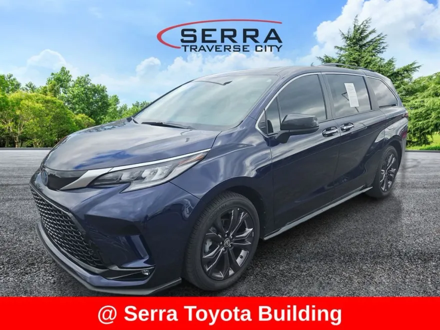 2022 Toyota Sienna XSE photo 1