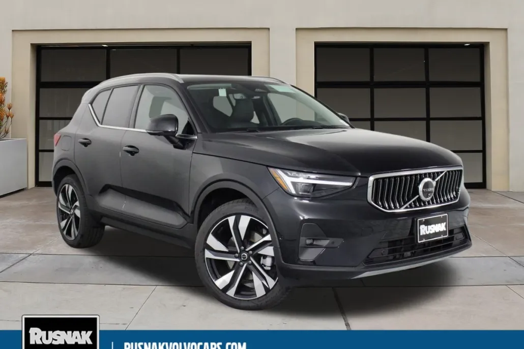 2025 Volvo XC40 photo 1