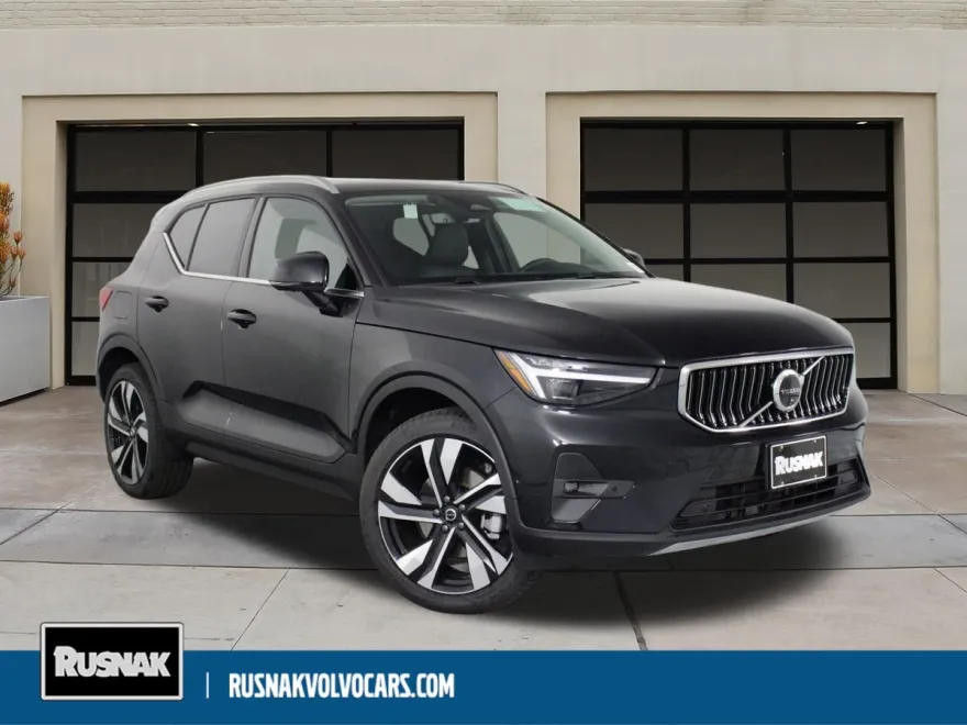 2025 Volvo XC40 photo 1