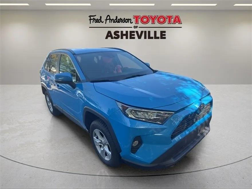 2021 Toyota RAV4 XLE photo 1