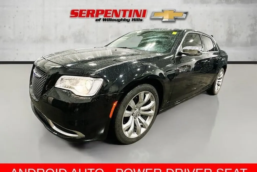 2019 Chrysler 300 Touring photo 1