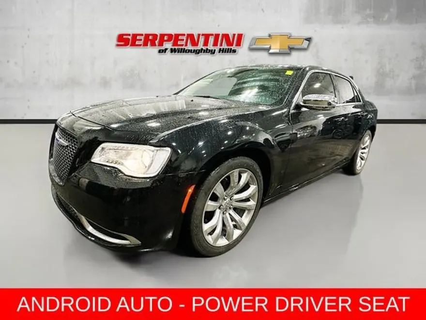 2019 Chrysler 300 Touring photo 1