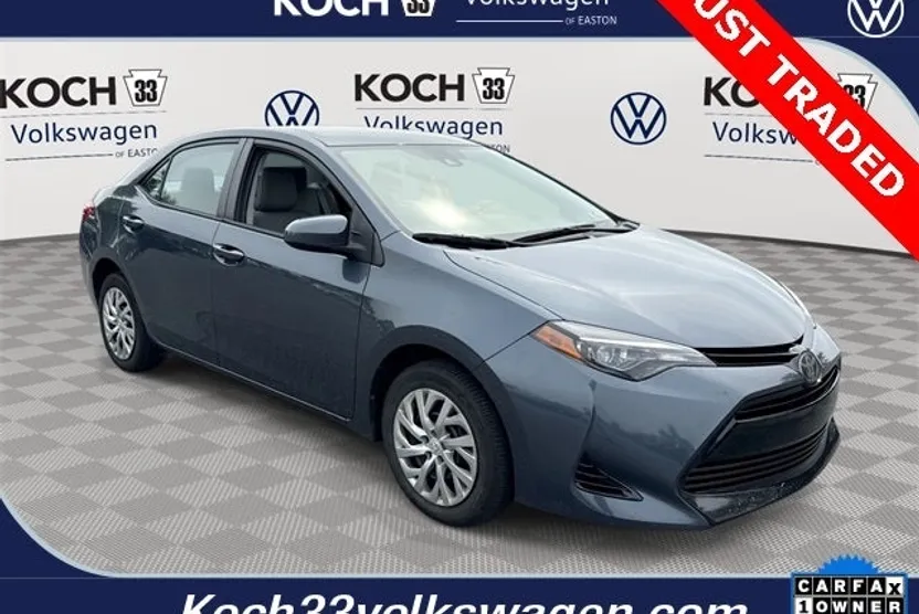 2017 Toyota Corolla LE photo 1