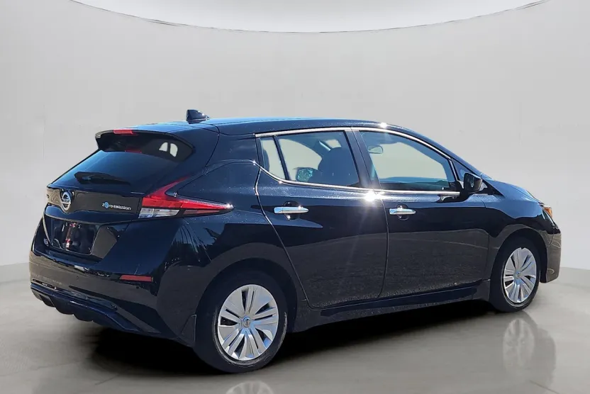 2022 Nissan Leaf S photo 1