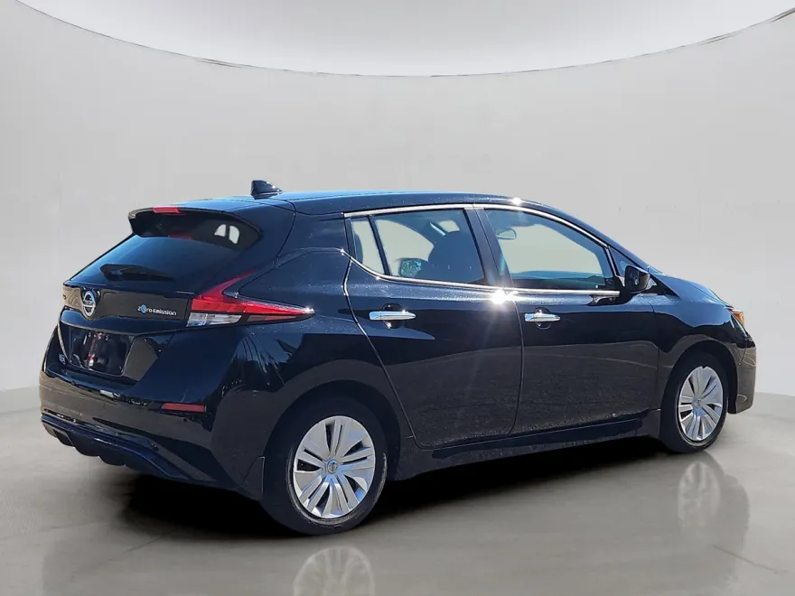 2022 Nissan Leaf S photo 1