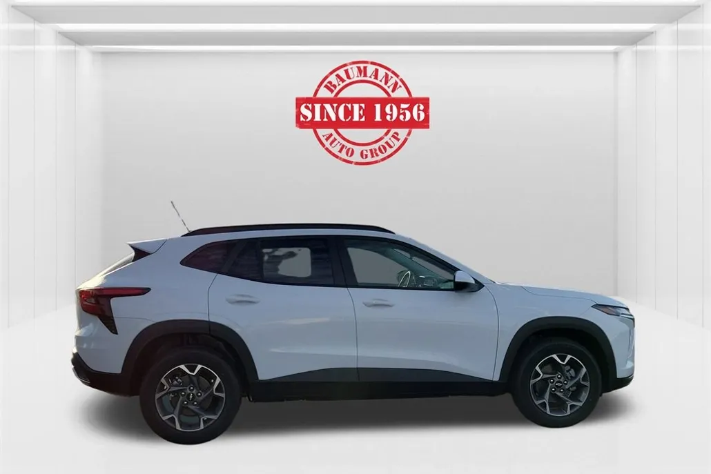 2025 Chevrolet Trax LT photo 1