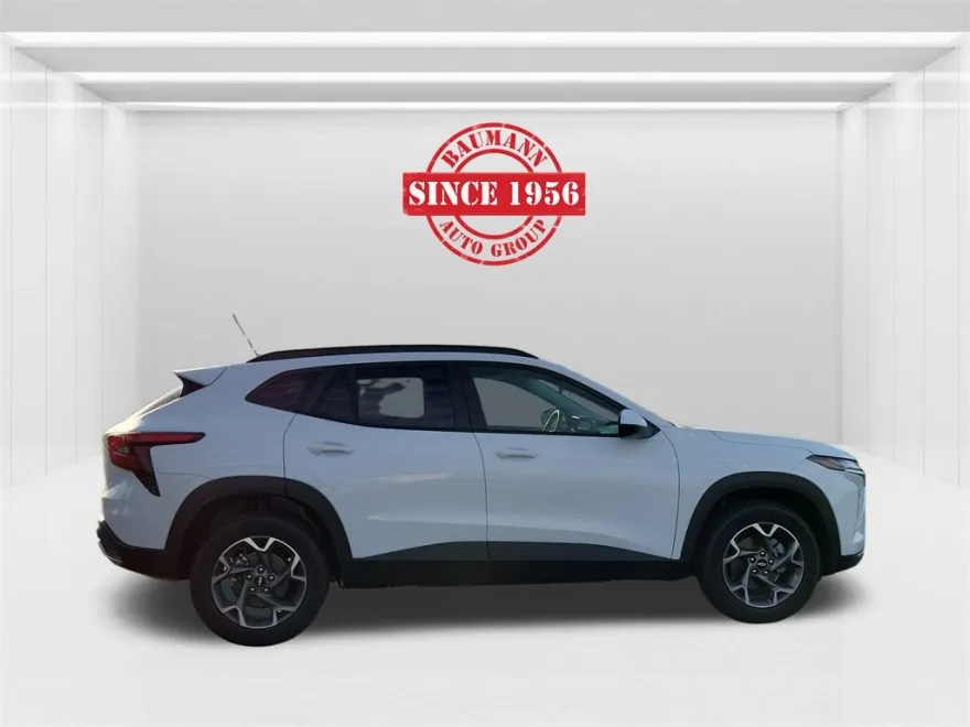 2025 Chevrolet Trax LT photo 1